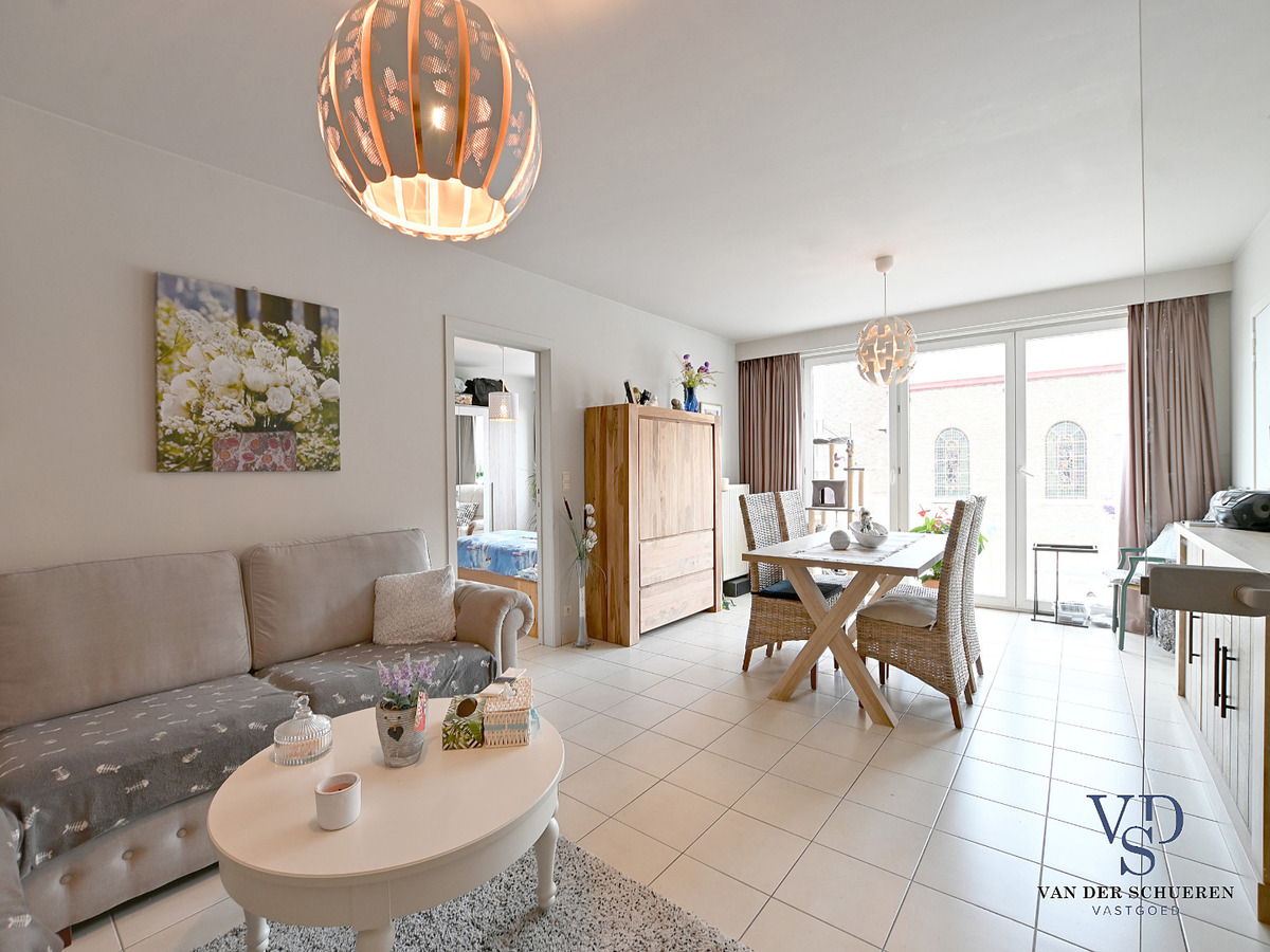 Tijdloos, ruim 1-slpk-appartement mét garagebox te centrum Gavere 