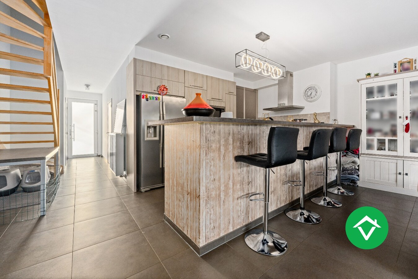 Instapklare nieuwbouwwoning met 5 slaapkamers en zonneterrassen op topligging in Eernegem 