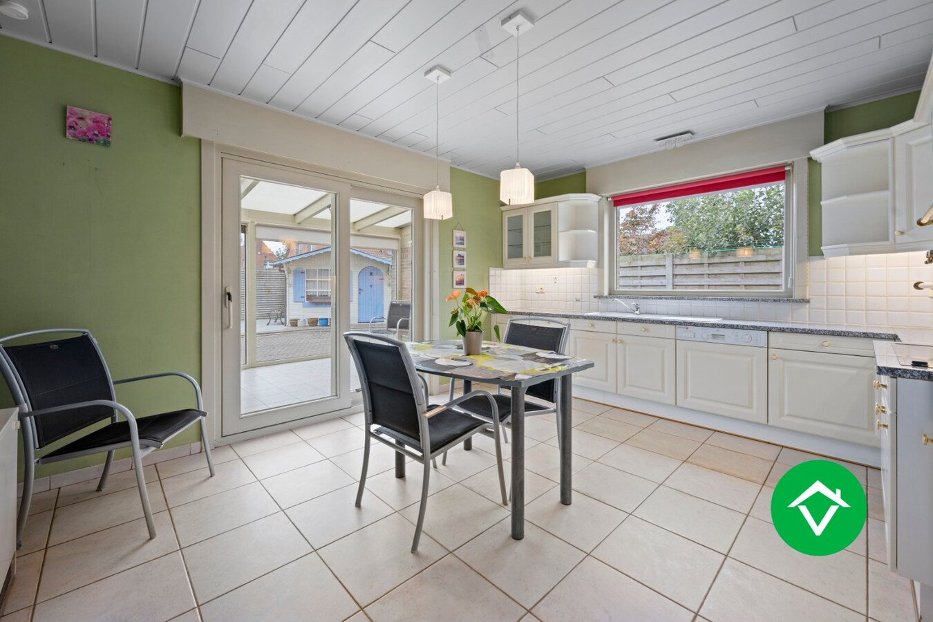 Kloeke woning met 4 slaapkamers in een woonwijk te Ichtegem. 