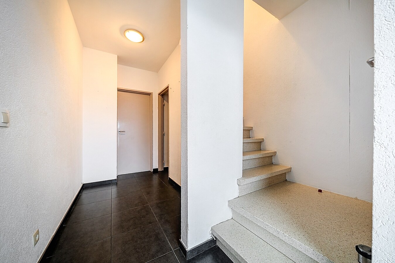 Woning met 3 (4) kamers, terras, tuintje, garage. 