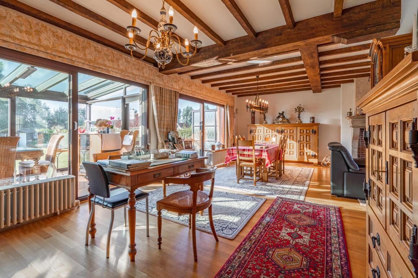 Grote woning met 6 slaapkamers en atelier op 2645 m² te Koekelare 