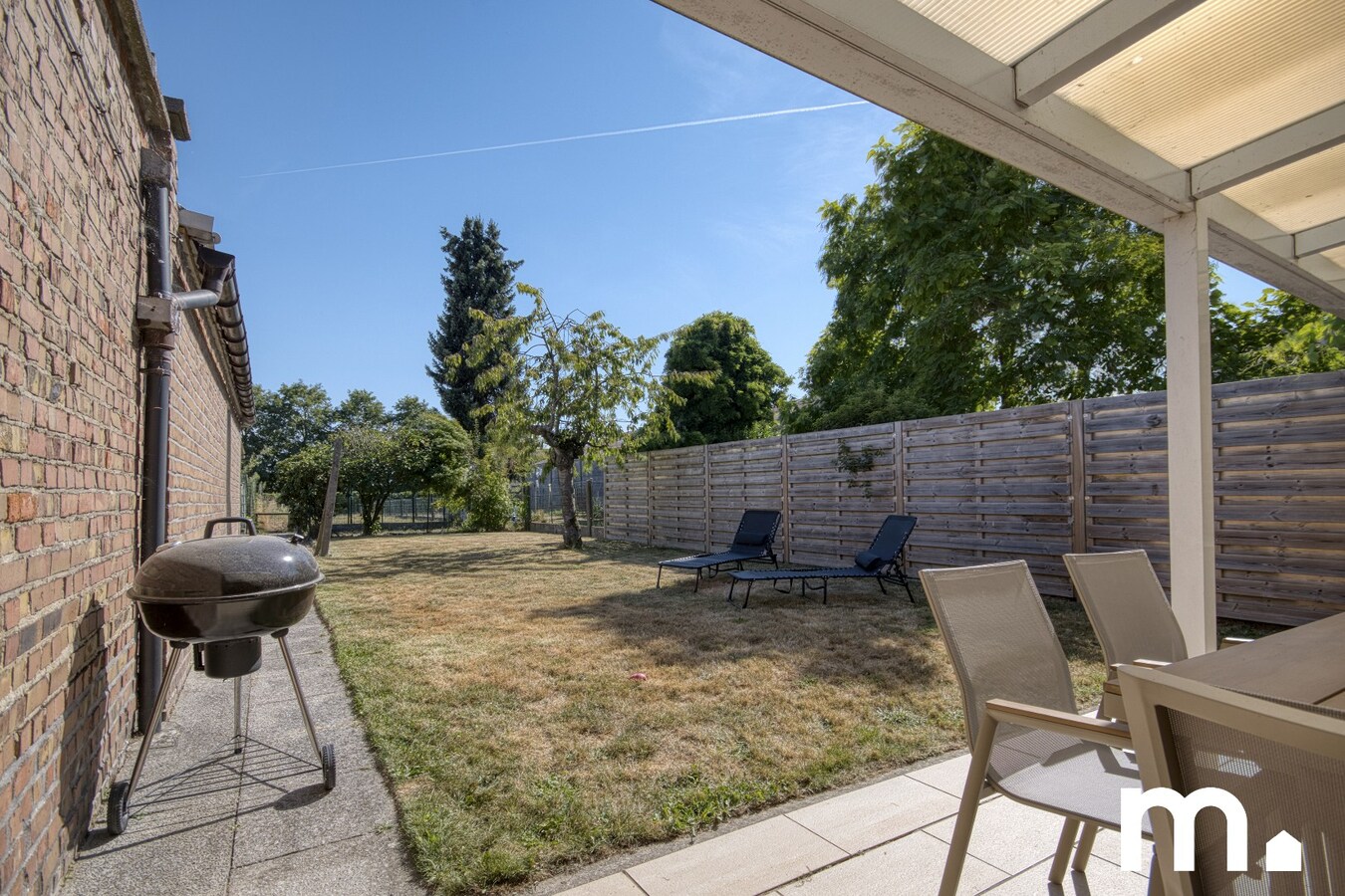 Half open gezinswoning met ruime tuin en garage te koop ! 
