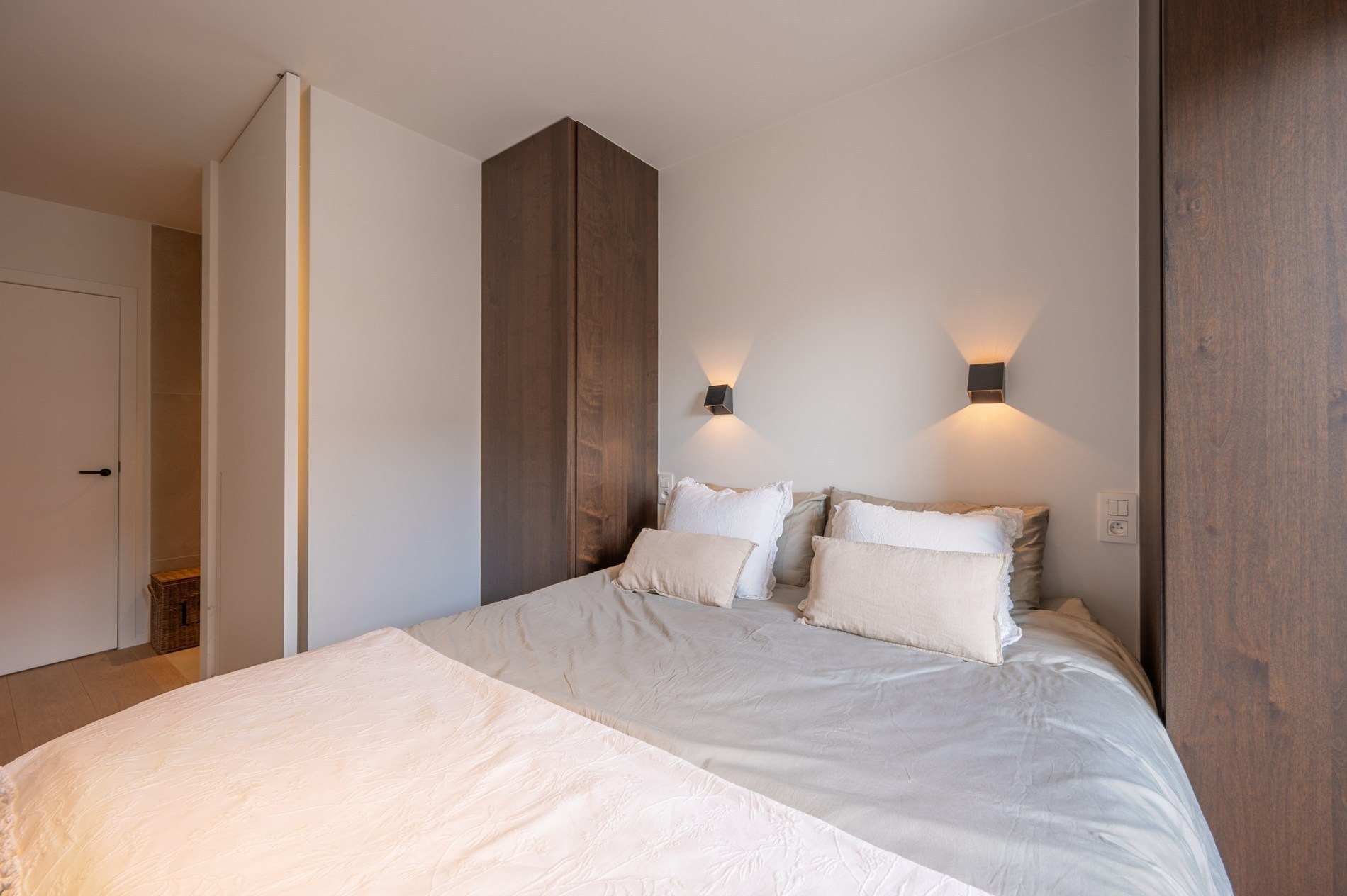 OPENDEURDAG Zaterdag 29/08 - tussen 14u en 16u:  Luxueus volledig gerenoveerd 3 slaapkamer appartement te Parmentierlaan gelegen nabij de Zeedijk. 