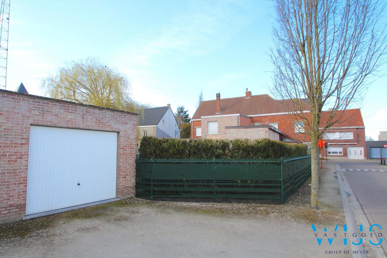 Zeer centraal gelegen en ruime woning met garage te Ertvelde ! 