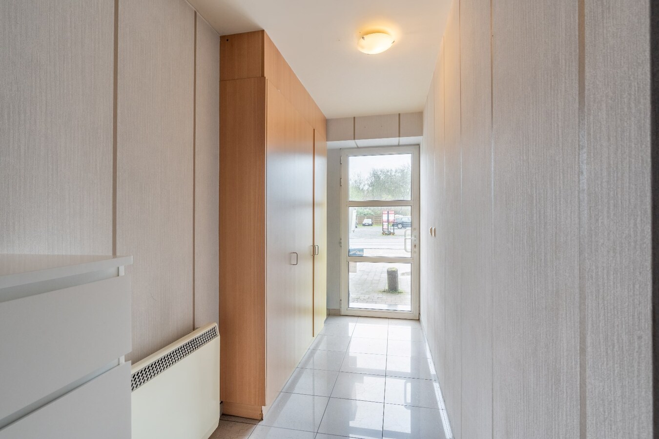 Ruim duplex appartement met 2 slaapkamers en garage. 