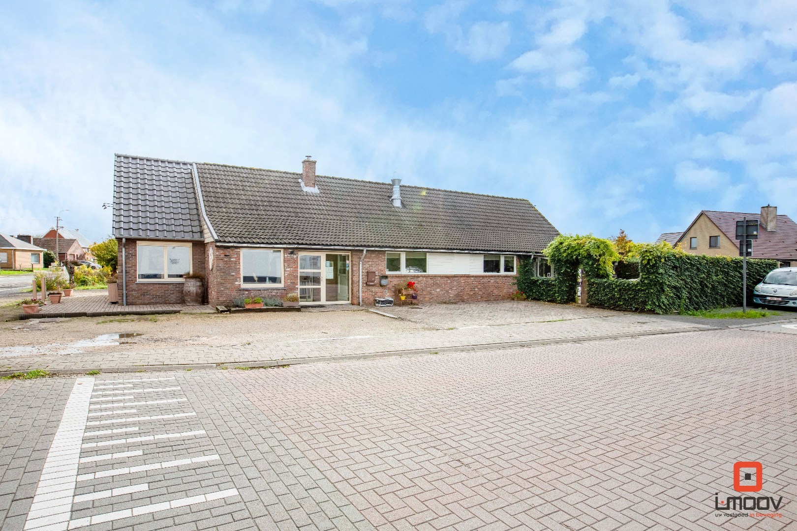 Te koop- Gebruiksklaar restaurant met terras en appartement in hartje Hijfte (Lochristi) 