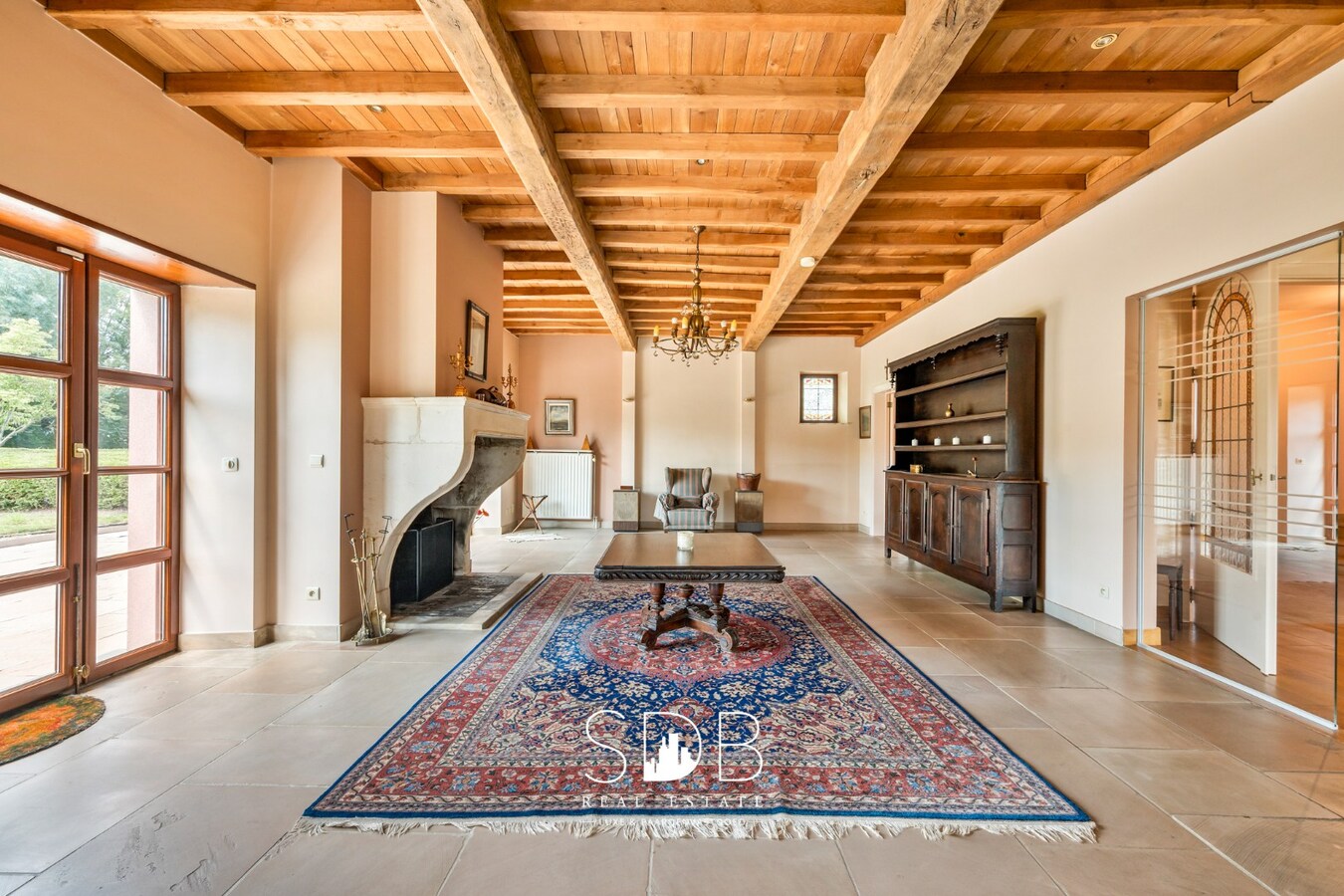 Hedendaagse villa met gezinstuin en graslanden op 7.496m² 