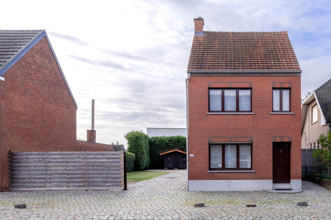 Gezinswoning met 2/3 slpks, ruime tuin en magazijn 