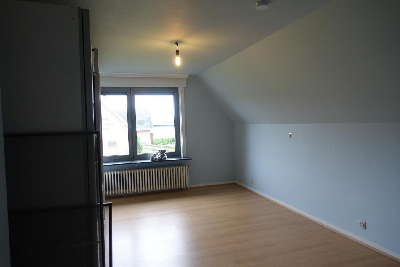 Alleenstaande woning met grote tuin - 2 garages 