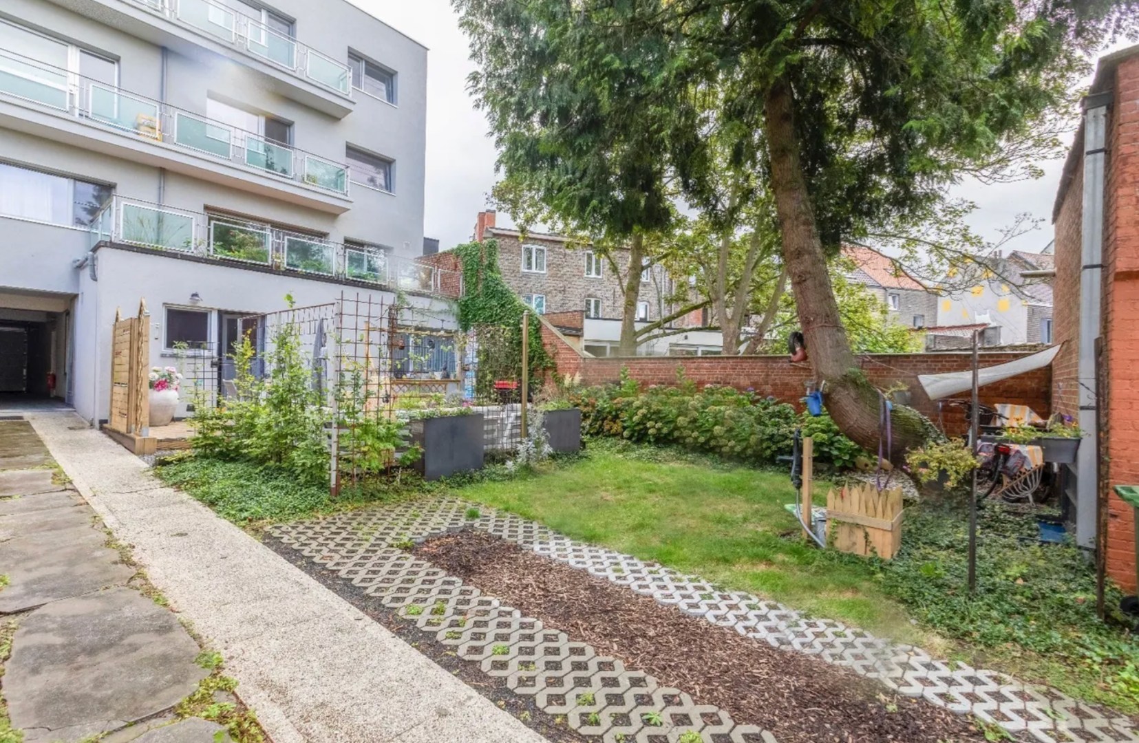 Instapklaar gelijkvloers appartement met tuin en parking in Sint-Amandsberg 