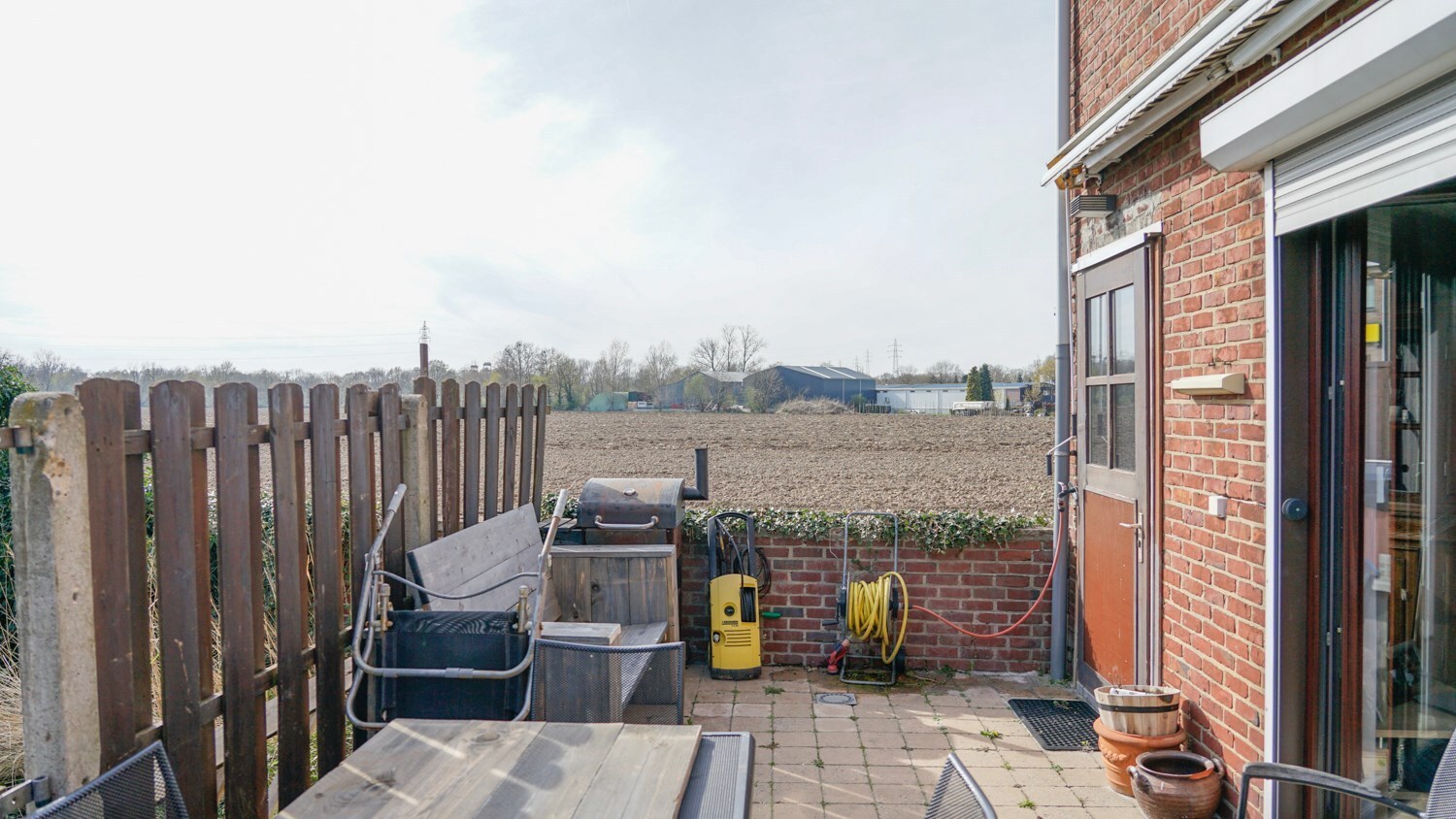 Ruime woning met 4 slaapkamers en hobbyruimte/winkel. 