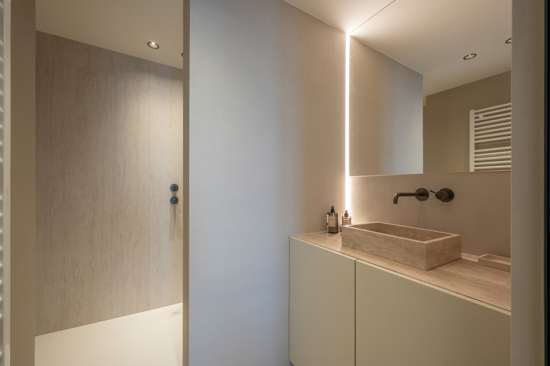 Prachtig gerenoveerd en instapklaar appartement met 3 slaapkamers en frontaal zeezicht, gelegen in een prestigieuze residentie op de zeedijk in het Zoute. 