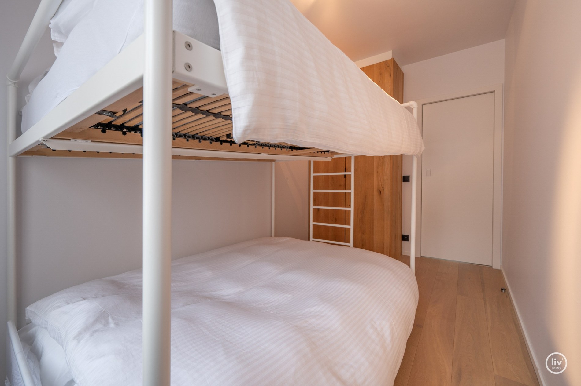 Prachtig gerenoveerd appartement met mooi zonneterras gelegen op de Kustlaan te Knokke. 