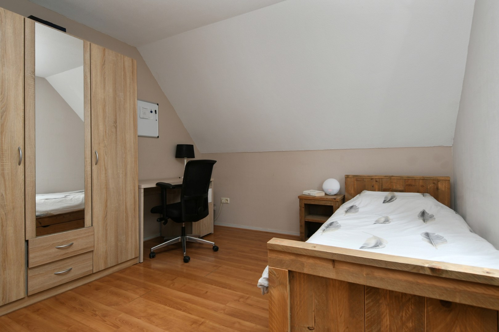 Fraai gelegen halfvrijstaande woning in hartje Kessel met vier slaapkamers, souterrain, inpandige garage, tuinkamer, zwembad en prachtig uitzicht over de Maas 