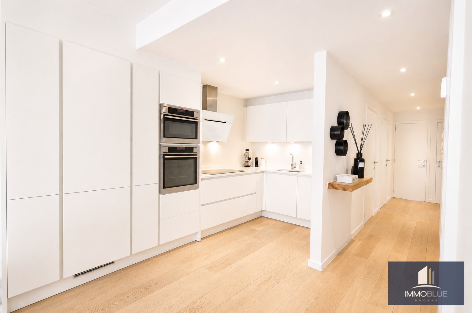 Appartement prêt à emménager avec deux chambres à coucher de belle superficie, idéalement situé au centre. 