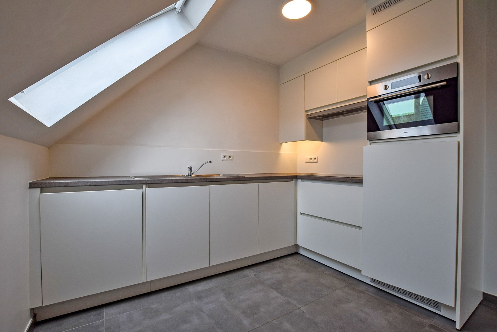 Gerenoveerd 3-slaapkamerappartement te huur in kleinschalig gebouw te Bredene. 