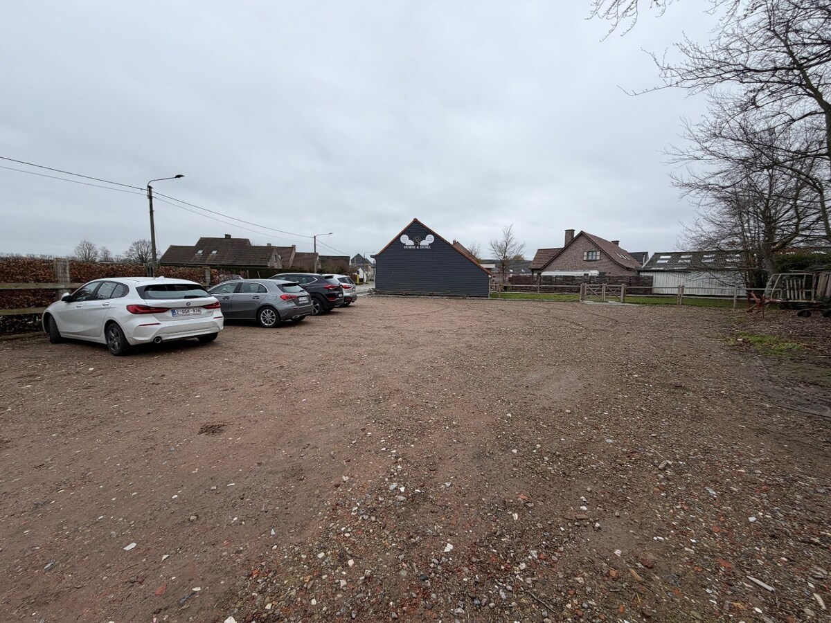 Multifunctioneel commercieel pand op toplocatie. 