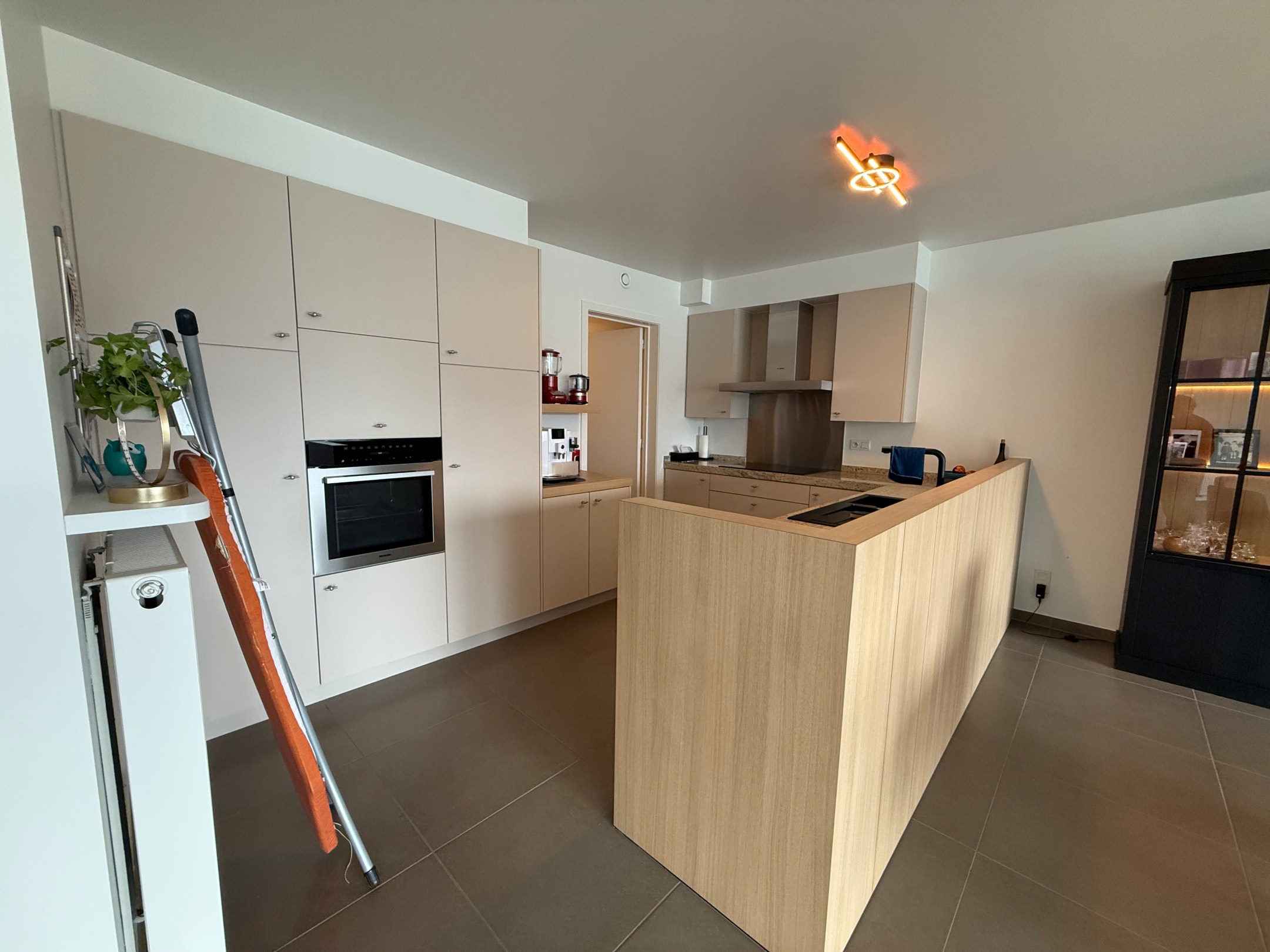ONGEMEUBELD - Prachtig woonappartement met aangename terrassen en parking in het gebouw. Huur op VENNOOTSCHAP is mogelijk. 