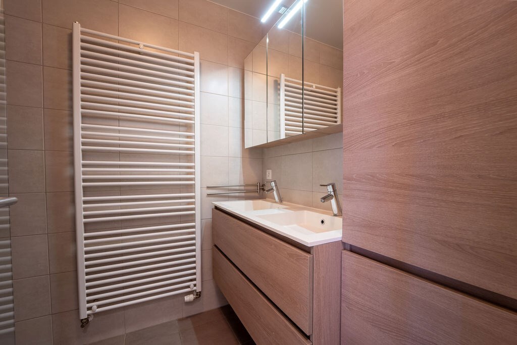 GUNSTIG GELEGEN 2 SLAAPKAMER APPARTEMENT 94 M² MET ONDERGRONDSE AUTOSTANDPLAATS EN KELDERBERGING IN HET CENTRUM VAN ZOLDER 