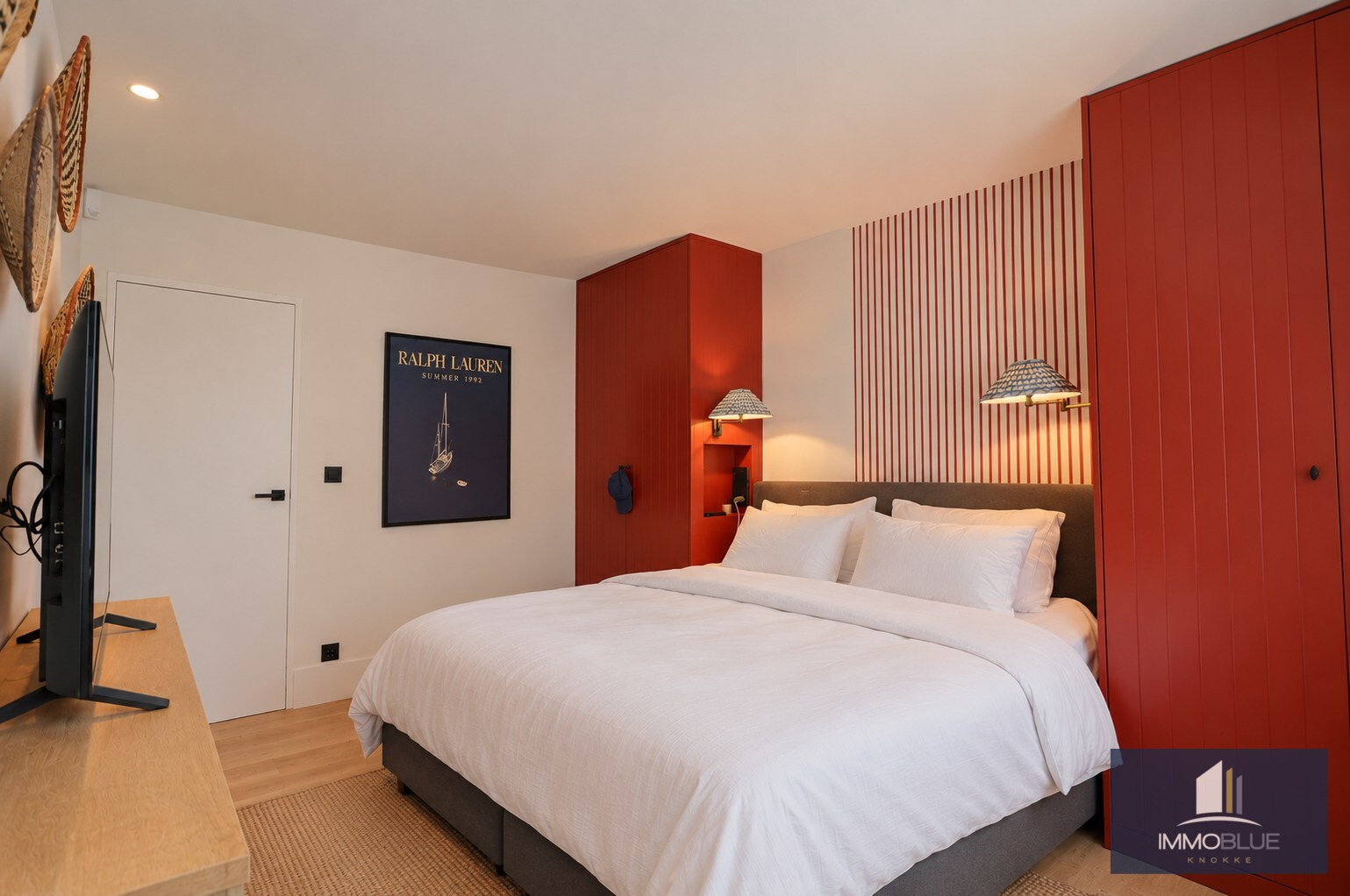 Stijlvol hoekappartement met tijdloze elegantie en een open zicht op de Kustlaan. 