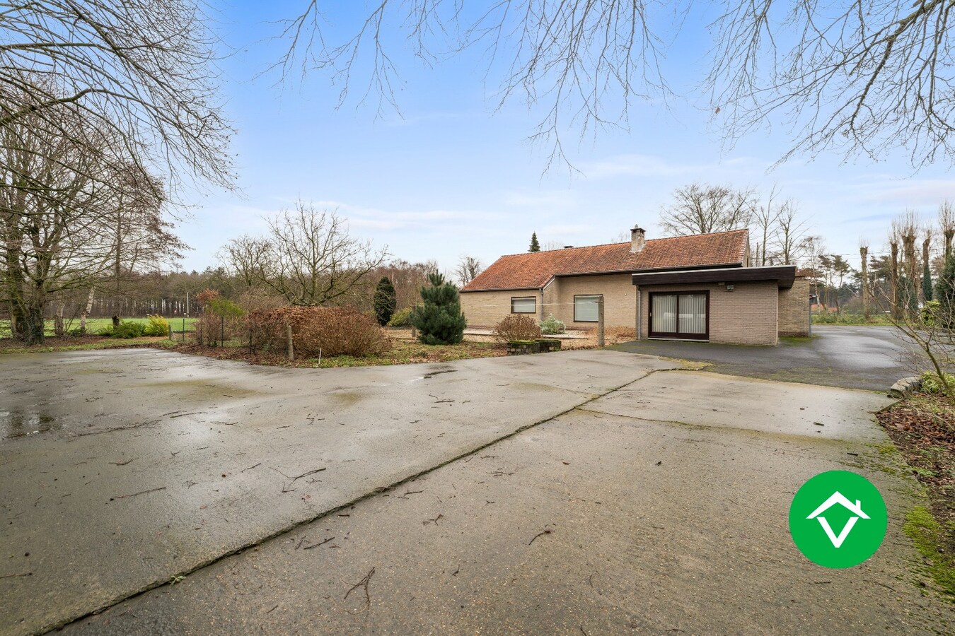 Rustig gelegen alleenstaande woning met bijgebouwen te Koekelare 