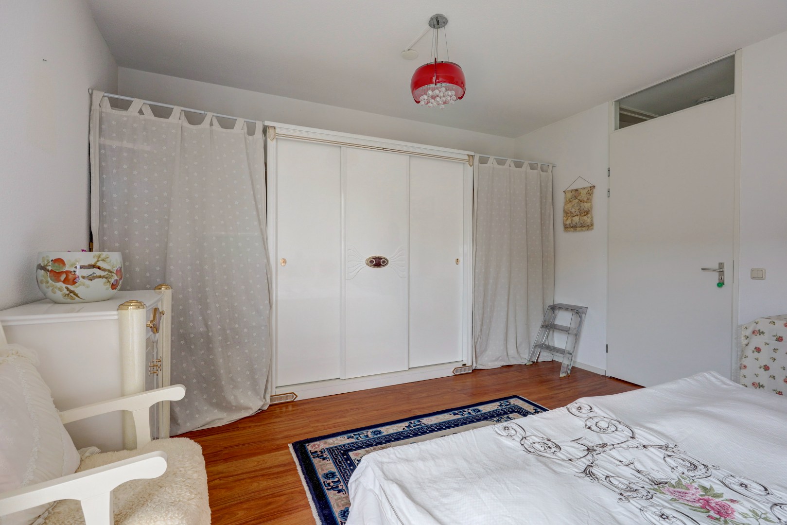 Goed onderhouden 4-kamer eengezinswoning met 3 goede slaapkamers (optie tot creëren 4e slaapkamer), ruime badkamer, onderhoudsvriendelijke tuin en gelegen op eigen grond! 