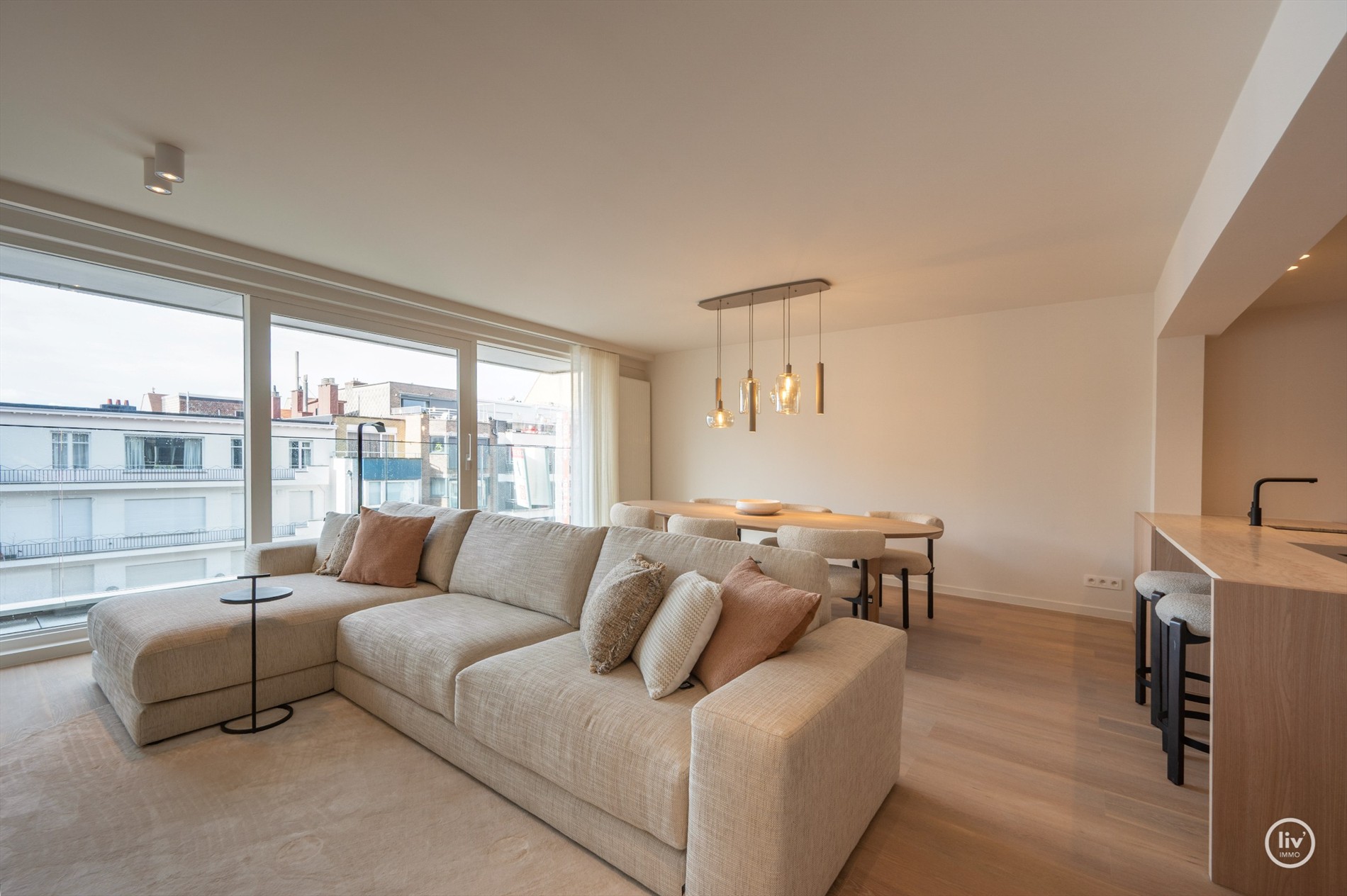 OPENDEURDAG te Zaterdag 31/10 te Lippenslaan 166 (tussen 11u en 13u): Luxueus volledig gerenoveerd 3 slaapkamer appartement te Lippenslaan gelegen op wandelafstand van het Albertstrand. 