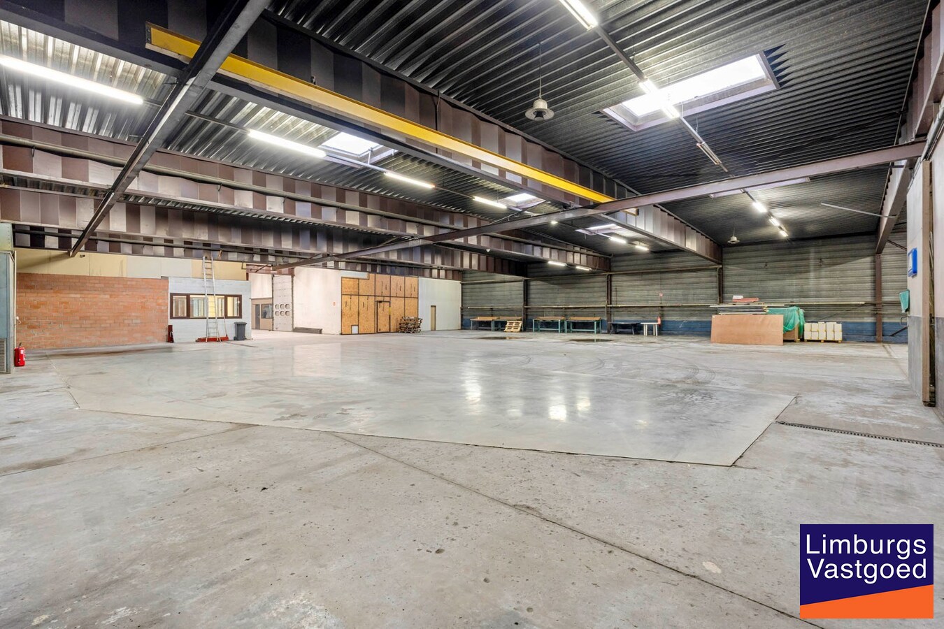 Bedrijfsgebouw met kantoren, magazijnen en woonst - groot 2580 m² 