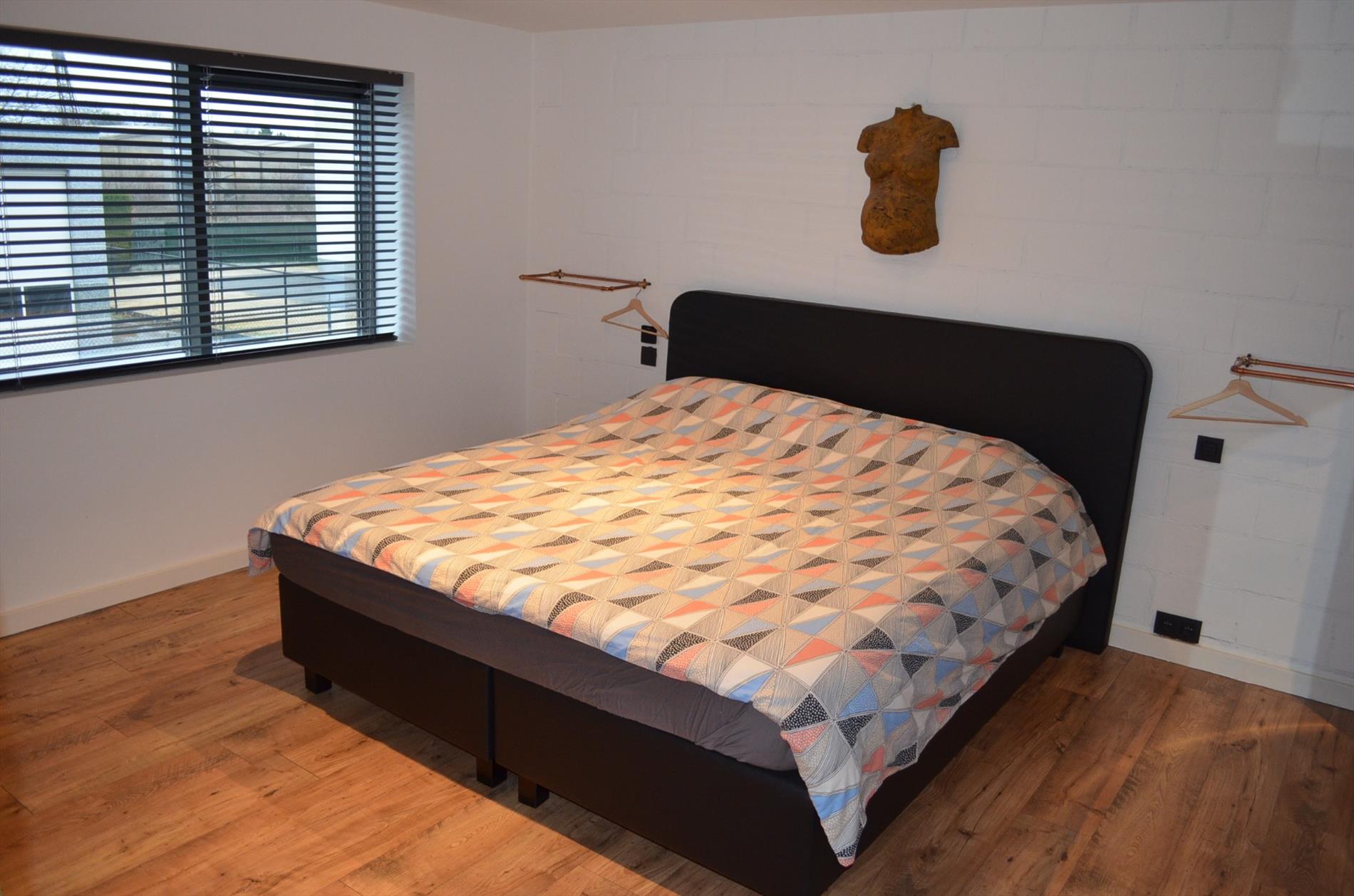 Magazijn (+/- 650m²), nieuwbouw duplex loft en bureau op 921m² goed gelegen te Maldegem 