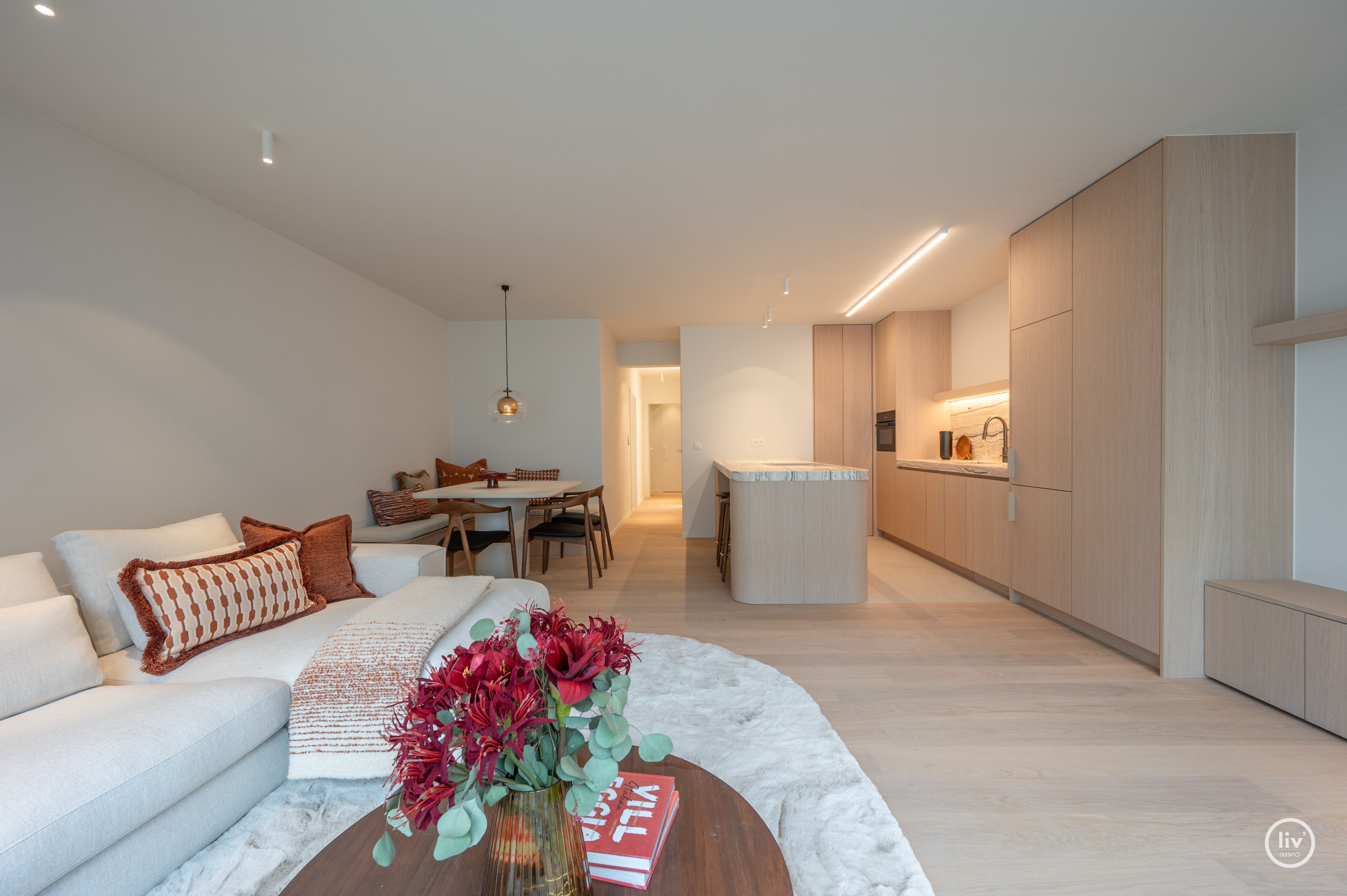 Gerenoveerd 3 slaapkamerappartement centraal gelegen vlakbij de LIppenslaan te Knokke. 