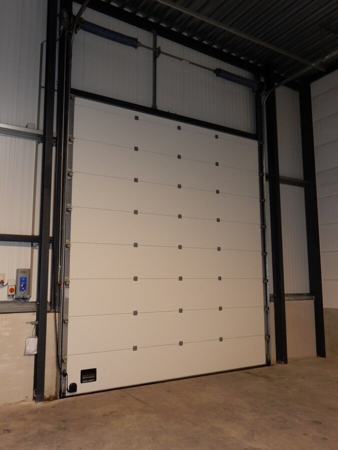 Loods te huur op uitstekende ligging. 