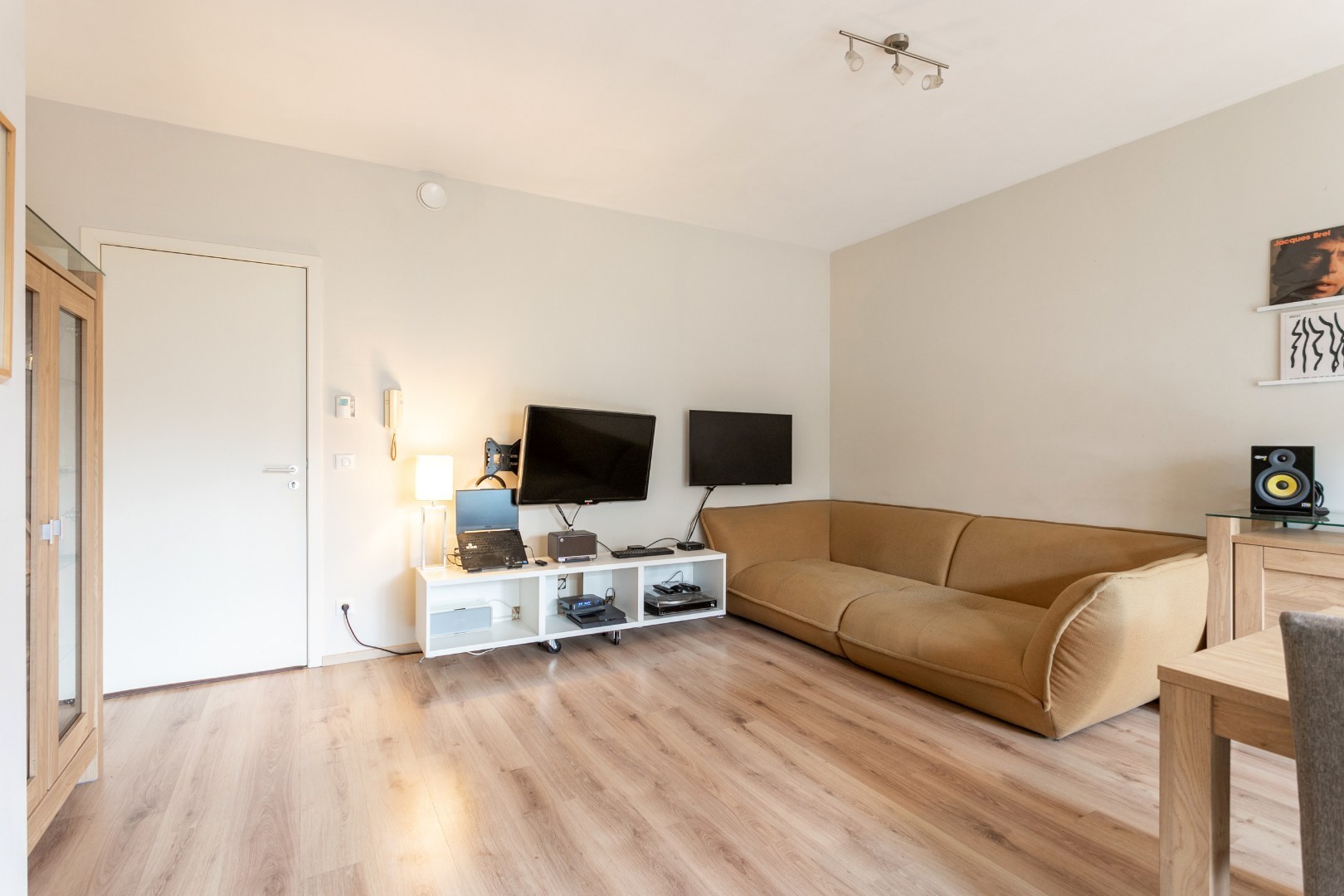 Energiezuinig 1-slpk appartement gelijkvloers met terras, parking en toplocatie nabij Brussel-Zuid 