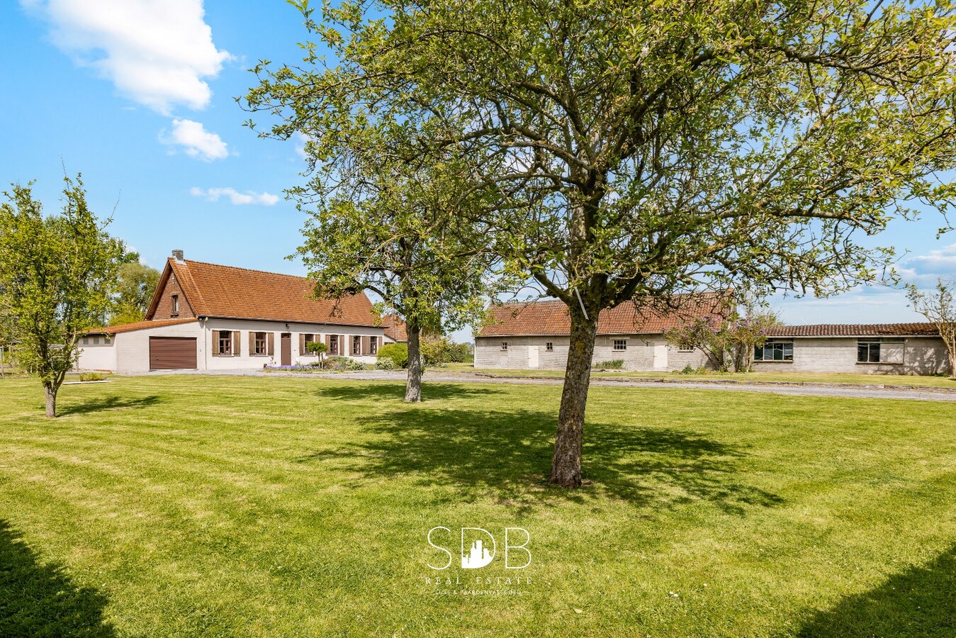 Authentieke hoeve met bijgebouwen en graslanden op 6.664m² met mogelijkheid tot bijkomend grasland op 3.070m² 