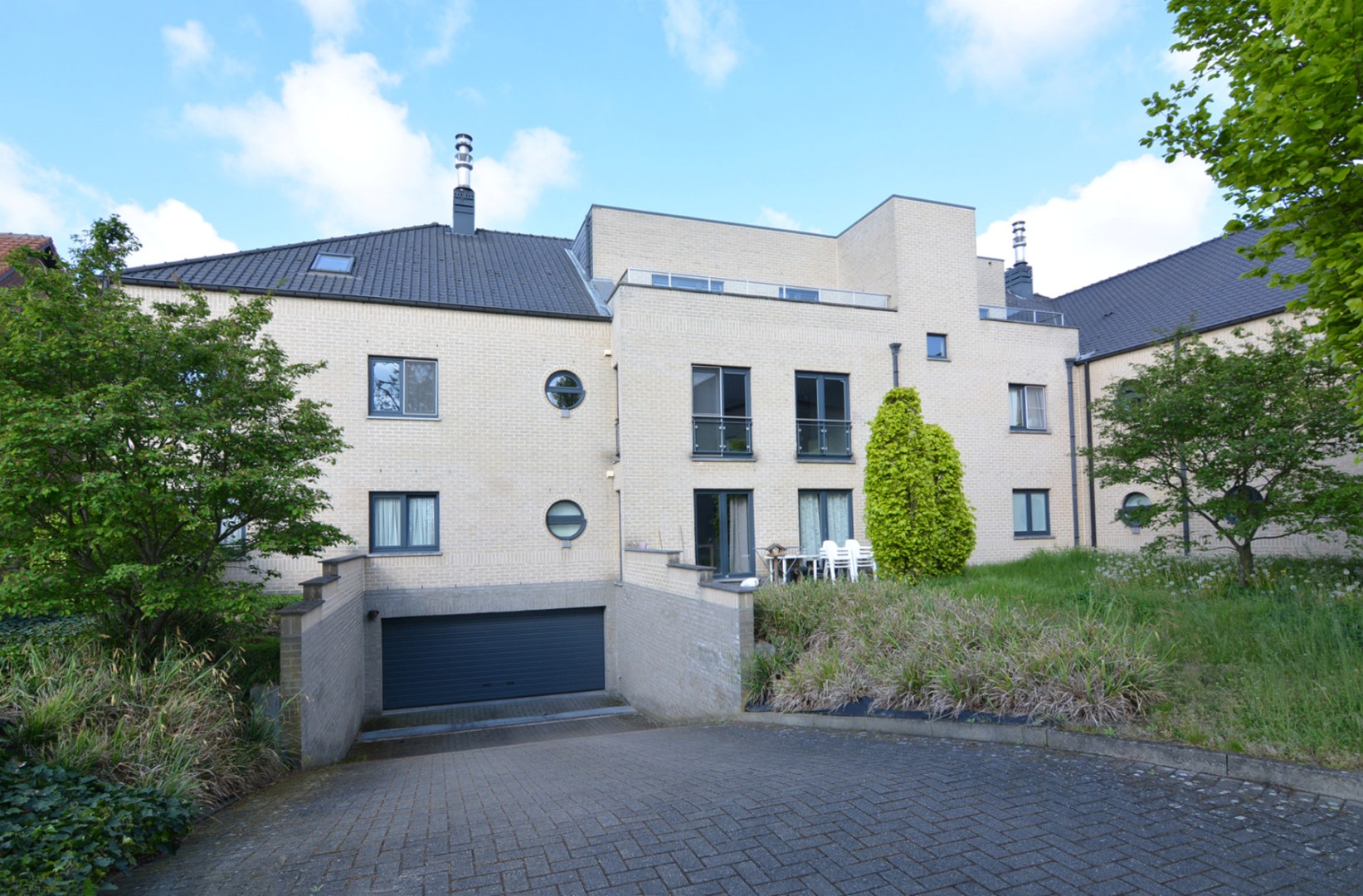 Gelijkvloers appartement (121 m²) met 2 slpks, overdekt terras, garage en kelderberging. 