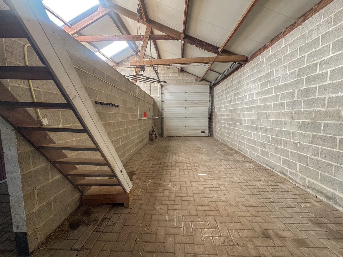 Ruime woning met paardenstallen op ca. 85 are te Kinrooi 
