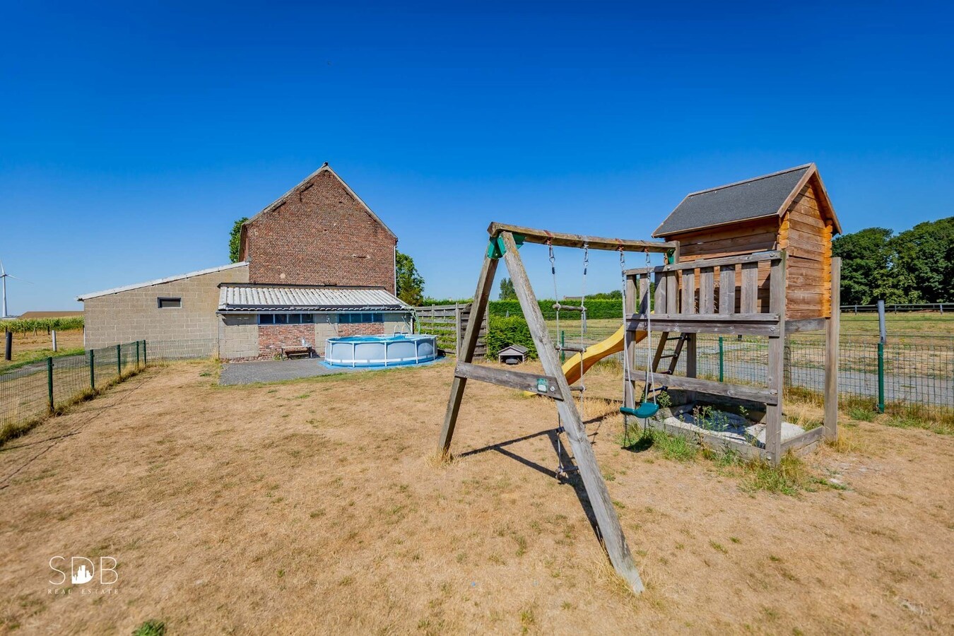 Hedendaagse woning met diverse bijgebouwen op 8.255m² 