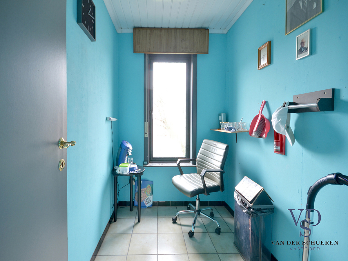 Zeer ruime, te renoveren woning (met enkele garage). Goed gelegen. 