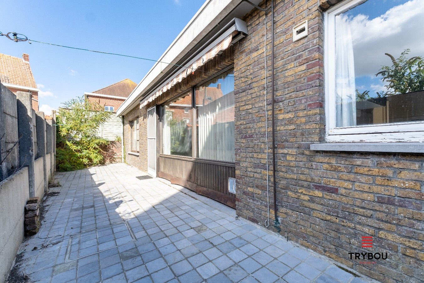 Gelijkvloerse woning met 2 garages in het centrum van Houthulst 