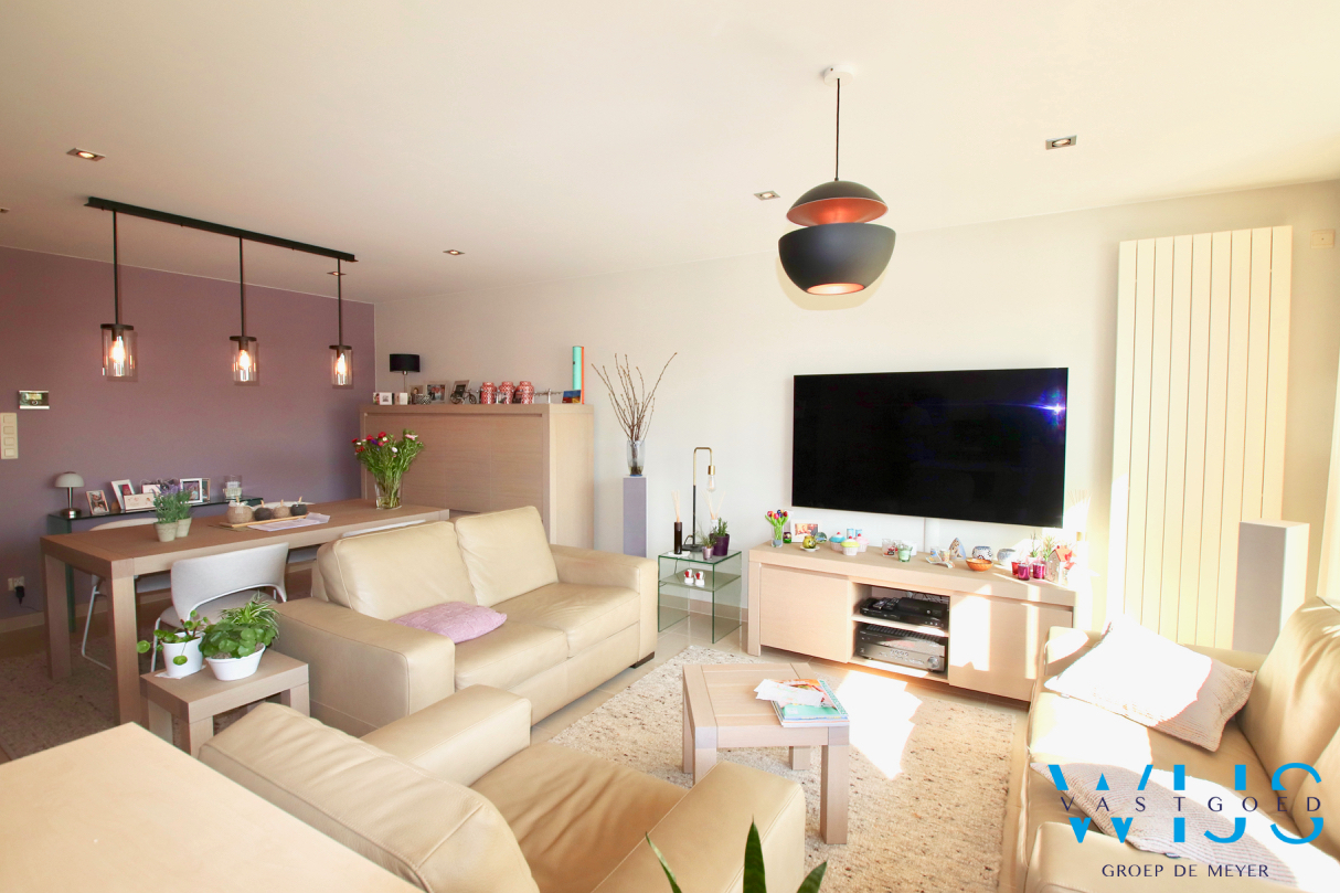 Prachtig 2 slaapkamer appartement MET ruim terras &amp; garage te ERTVELDE ! 