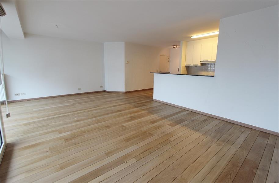 Non-meublé - Grand appartement résidentiel avec une belle vue dégagée, situé en plein centre près de l'avenue Lippens. 