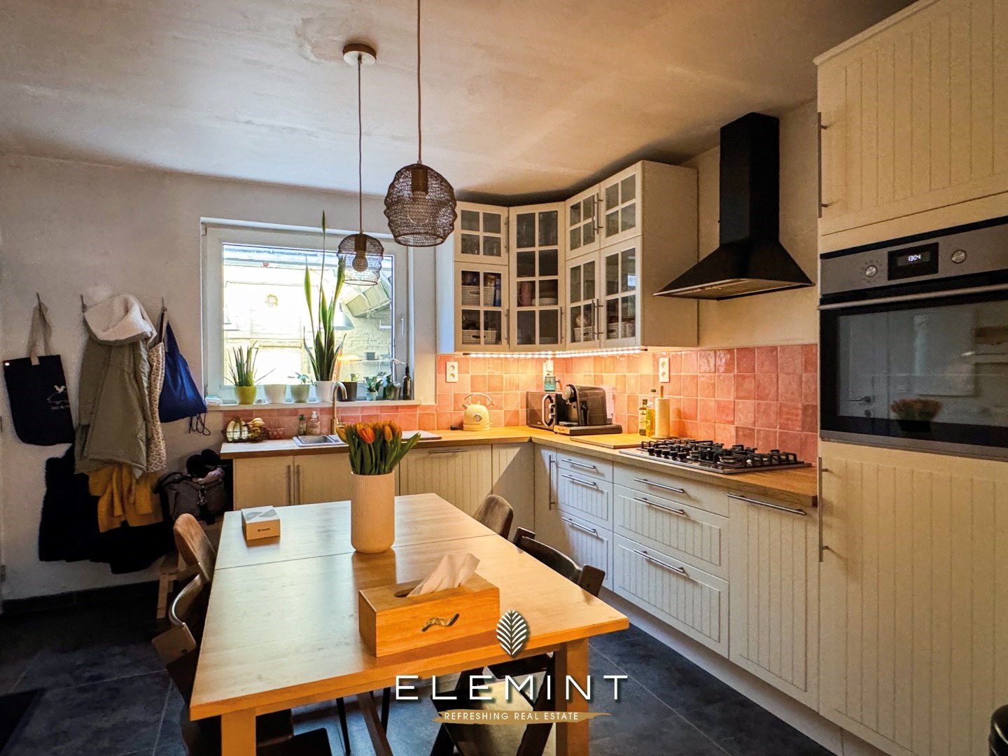 Gezinswoning met aanpalende magazijn en mooie tuin 