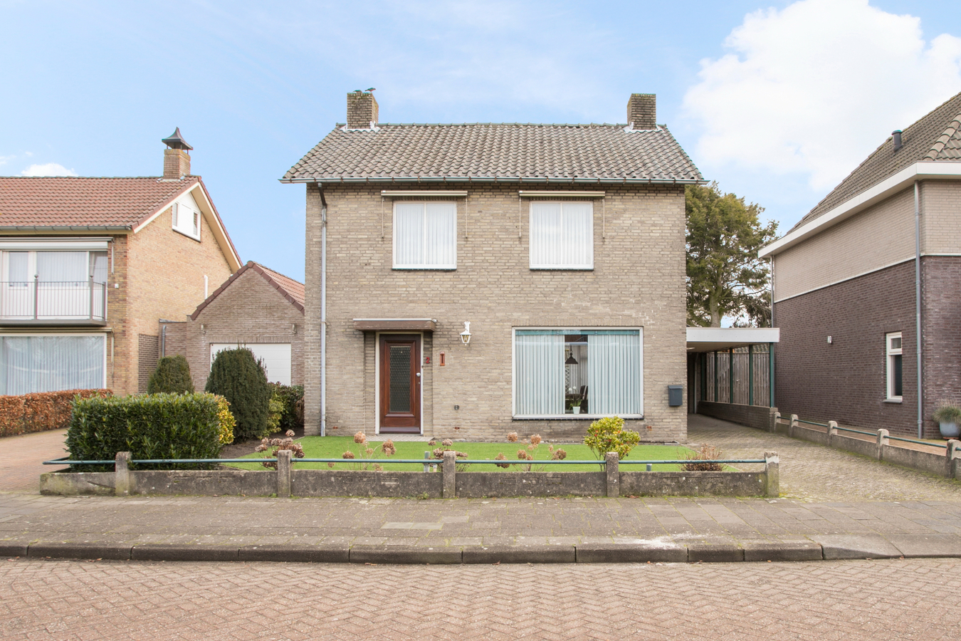 Vrijstaande eengezinswoning met garage en carport. 