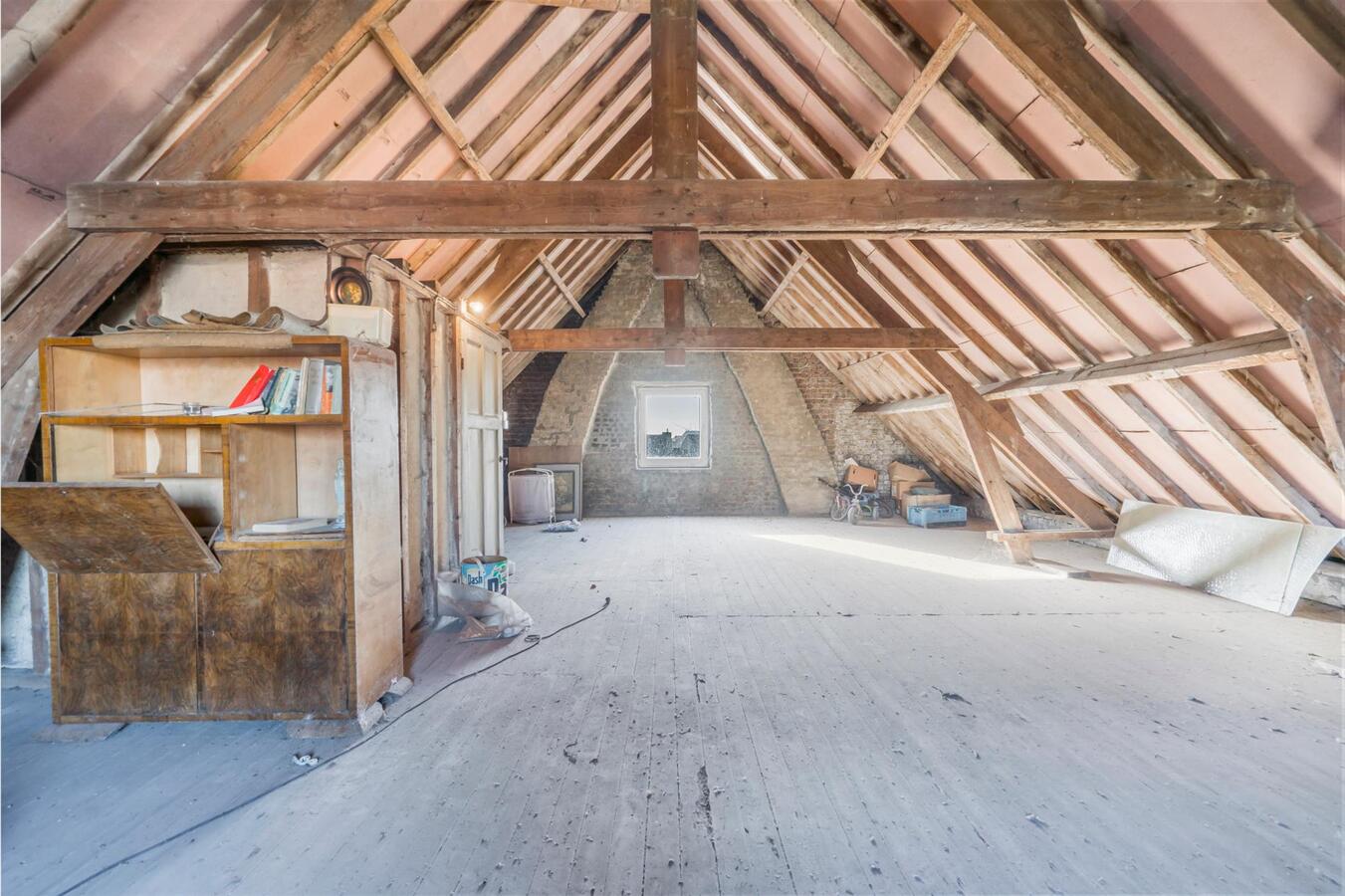 Residentieel gelegen karakterwoning op ruim perceel van 1886 m². 