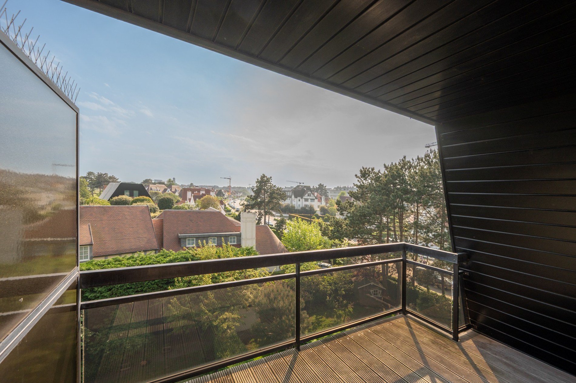 Klassevol appartement gelegen in een charmante villaresidentie in het Zoute. 