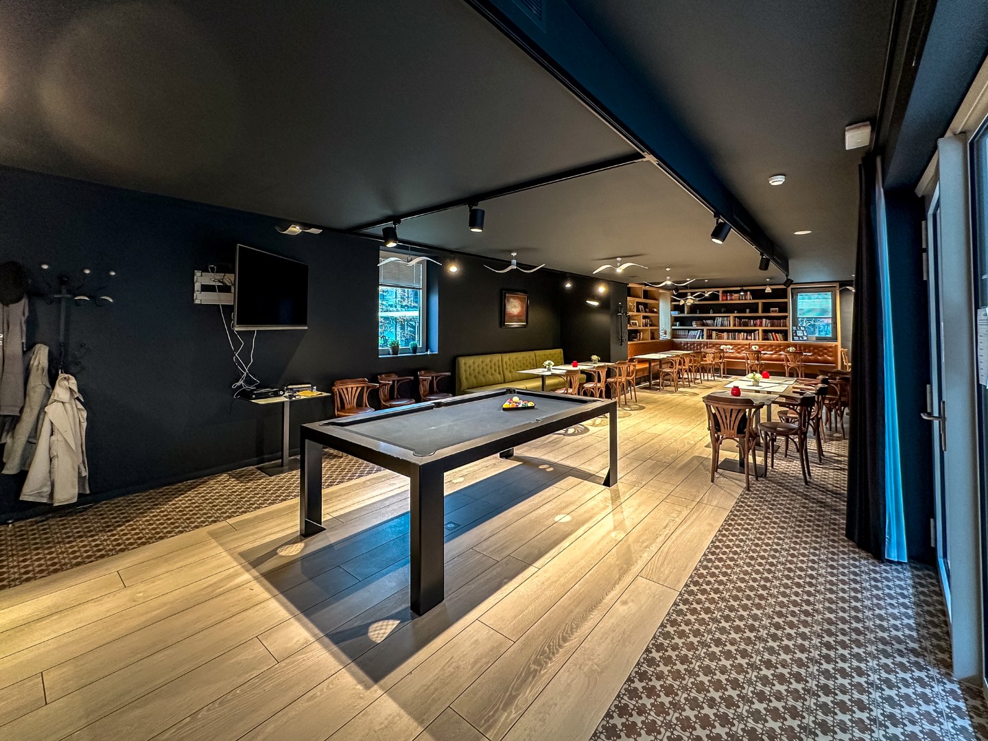 Uiterst goed onderhouden assistentieflat (55m² + 11m² terras) met 1 slaapkamer te Nieuwpoort. 