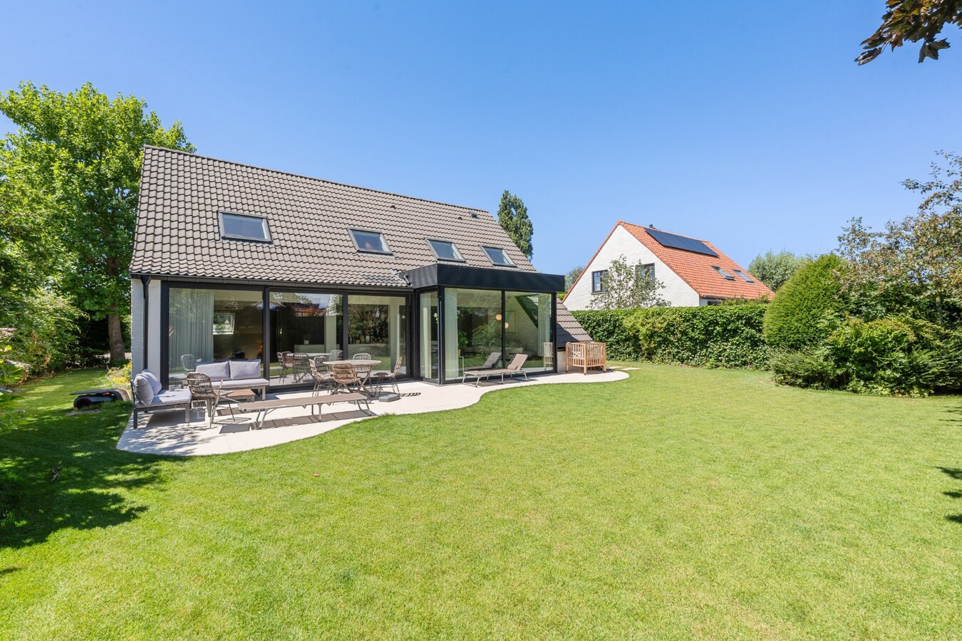 Exclusief gerenoveerde villa in een rustige doodlopende straat nabij het centrum van Knokke 