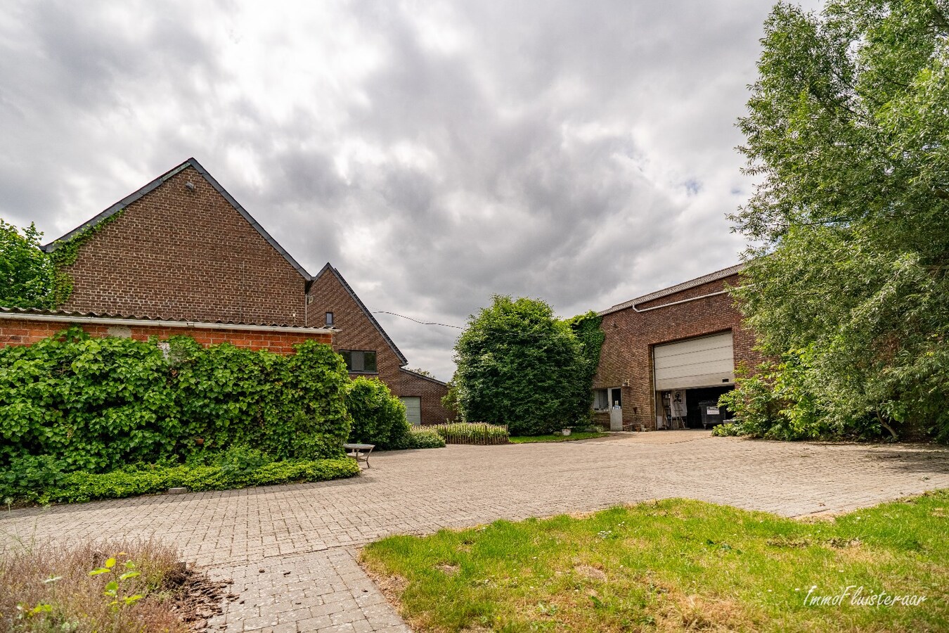 Landelijk gelegen bedrijfswoning met diverse bijgebouwen op ca. 3,5 ha te Bekkevoort (Vlaams-Brabant) 