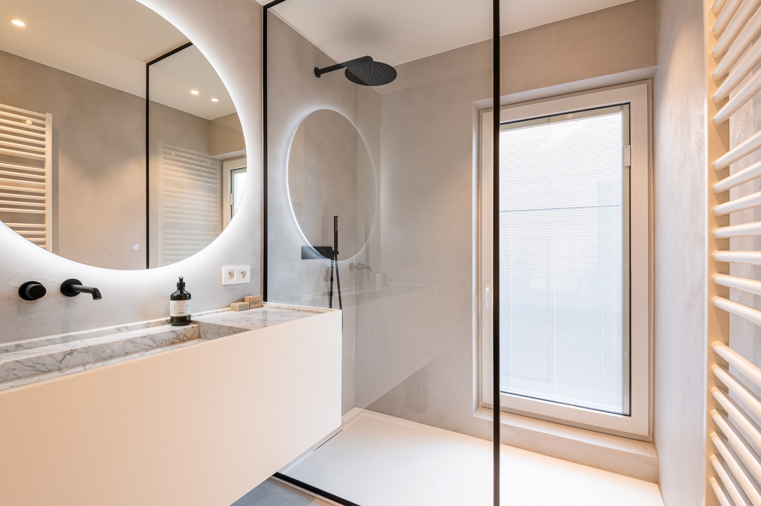 Prachtig gerenoveerd 2 slaapkamerappartement met zijdelings zeezicht centraal gelegen vlakbij de Lippenslaan te Knokke 