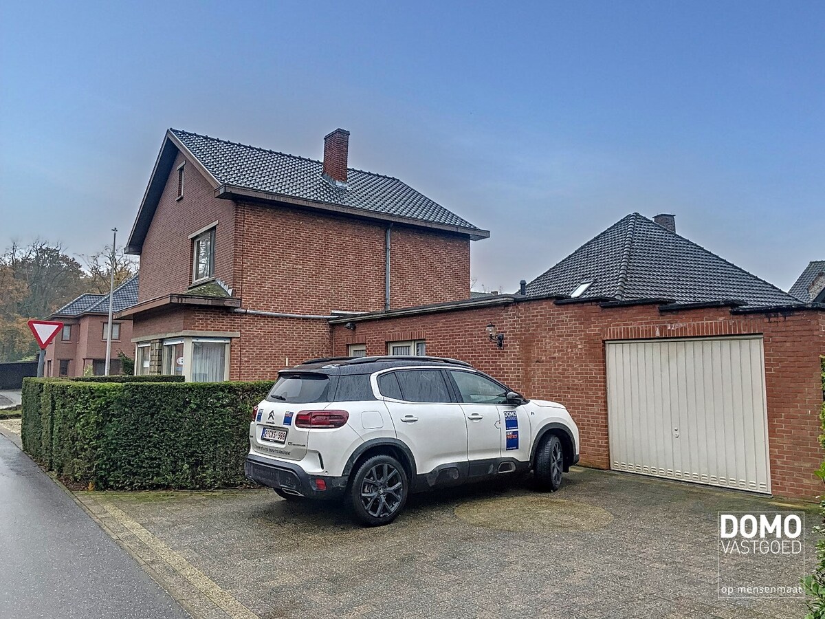 Ruime woning, gelegen nabij het centrum van Kermt met gunstig EPC label. 