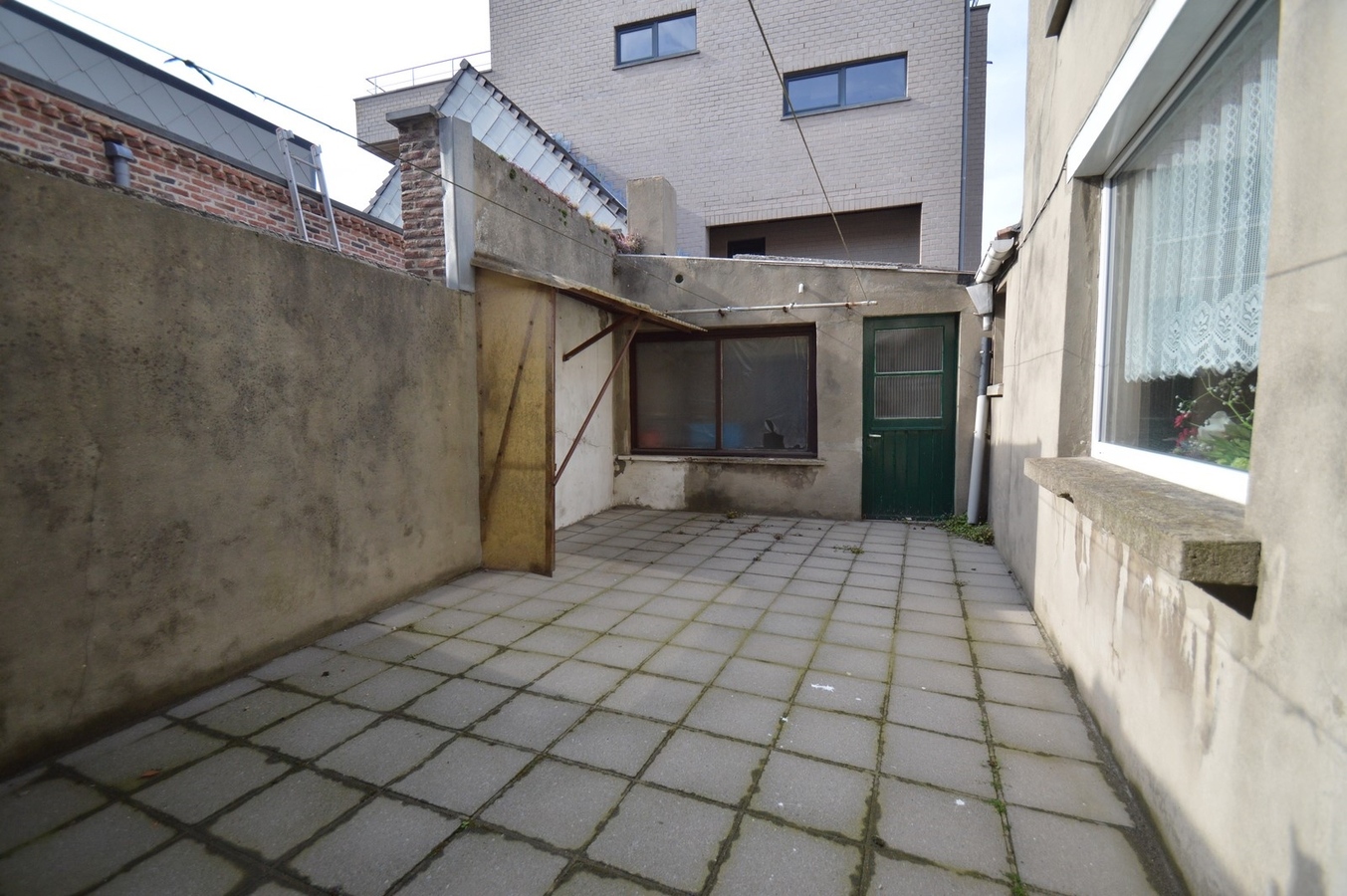 Te renoveren hoekwoning met garage - Heist 